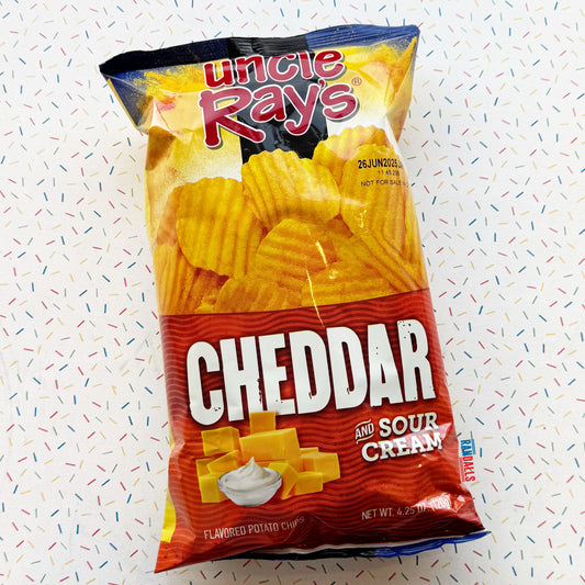 UNCLE RAYS CHIPS WAVY SOUR CREAM & CHEDDAR  (USA)